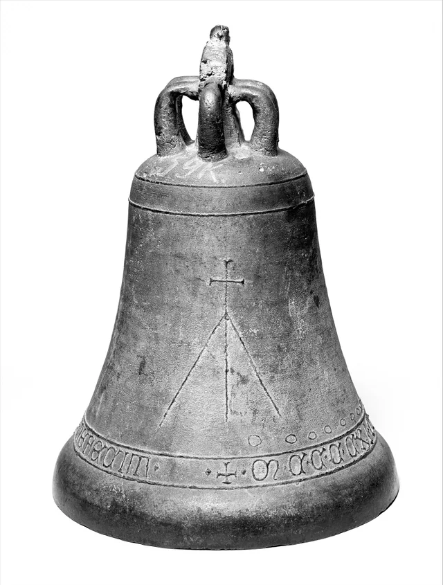 Cloche d’église médiévale conservée au Metropolitan Museum of Art